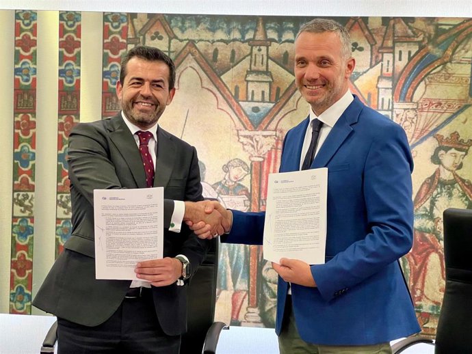El portavoz del Grupo Parlamentario Popular en la Asamblea, Joaquín Segado (derecha) y el portavoz adjunto de Grupo Parlamentario Vox, Rubén Martínez Alpañez (izquierda) en la firma del acuerdo
