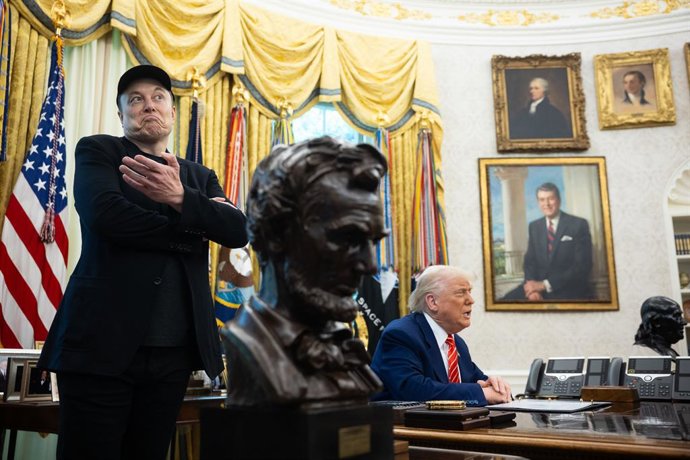 30 de maio de 2025, Washington, Distrito de Colúmbia, EUA: O presidente dos Estados Unidos, Donald J. Trump, à direita, participa de uma coletiva de imprensa com Elon Musk, CEO da Tesla, SpaceX e X (anteriormente conhecida como Twitter) e com o administra