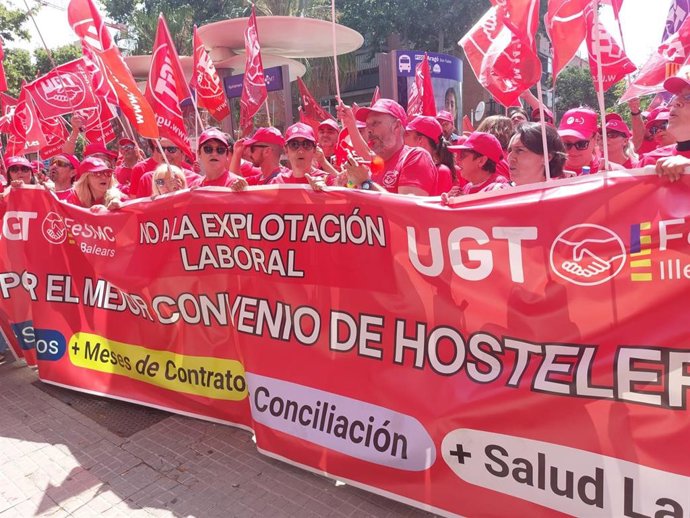 Miembros de UGT se manifiestan este viernes ante la FEHM para protestar por la falta de avances en la negociación del convenio de hostelería.