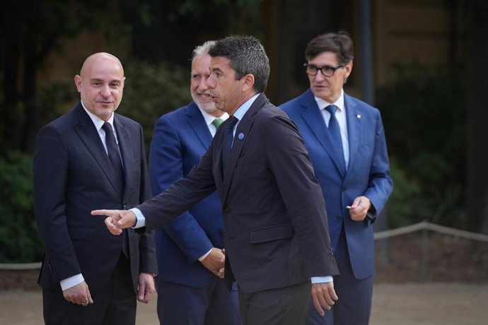 (I-D) El delegado del Gobierno en Cataluña, Carlos Prieto; el ministro de Política Territorial, Ángel Víctor Torres; el presidente de la Generalitat valenciana, Carlos Mazón y el presidente de la Generalitat de Cataluña, Salvador Illa, a su llegada a la X
