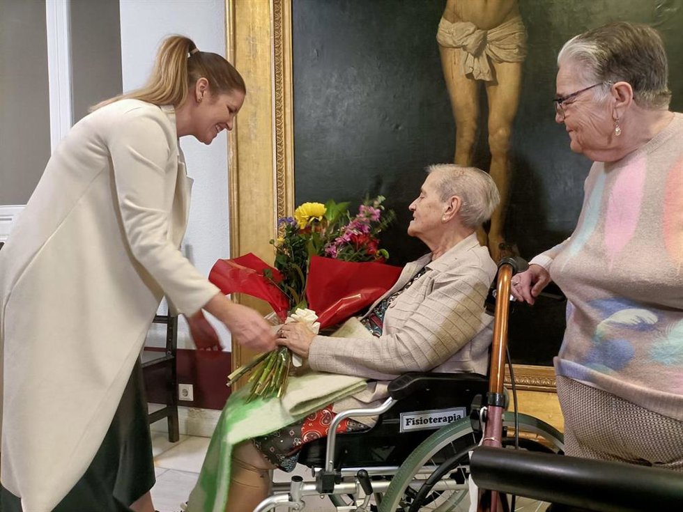 Archivo - La consejera de Familia, Juventud y Asuntos Sociales, Ana Dávila, durante su visita a la residencia de Mayores La Paz, el 25 de enero de 2024. 