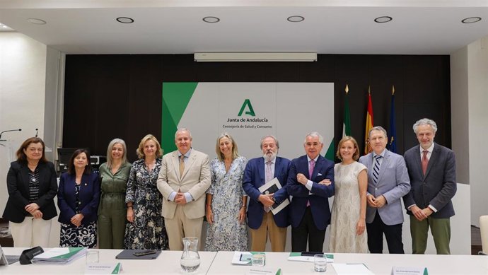 Los médicos andaluces reclaman "diálogo y respeto profesional" en una reunión con la consejera de Salud.