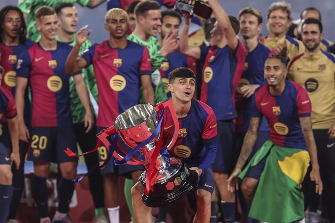Pedro Gonzalez Pedri of FC Barcelona celebrates with the trophy after the match against the Spanish league, La Liga EA Sports, football match played between FC Barcelona and Villarreal CF at Estadi Olimpic Lluis Companys on May 18, 2025 in Barcelona, Spai