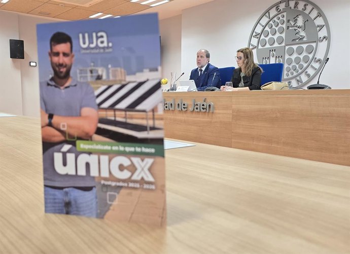 El rector de la UJA, Nicolás Ruiz, y la  vicerrectora de Enseñanzas Oficiales de la UJA, Hikmate Abriouel, presentan la oferta de postgrados oficiales