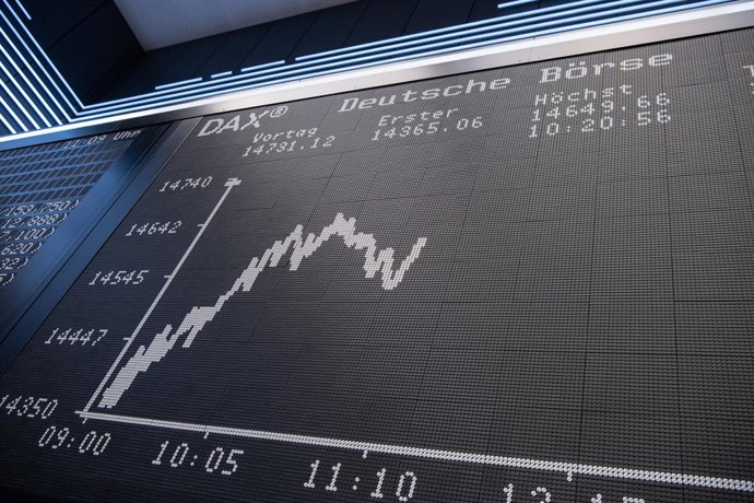 Archivo - 22 February 2022, Hessen, Frankfurt_Main: The German share index (DAX) curve is displayed on a screen at the German Stock Exchange (Deutsche Börse) in Frankfurt.