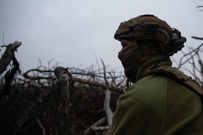 Archivo - Arquivo - Foto de arquivo de um militar do exército ucraniano em uma trincheira na província de Donetsk (leste).