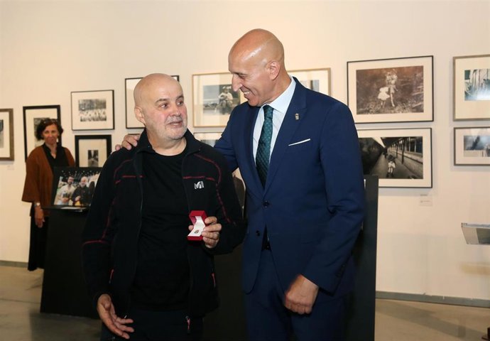 Mauricio Peña (i) y José Antonio Diez, durante el reconocimiento al fotoperiodista.