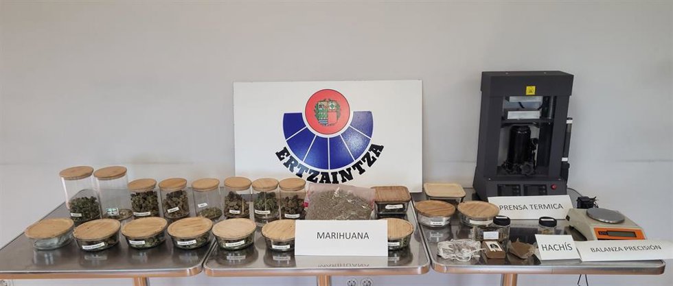 Botes con cogollos de marihuana, fragmentos de hachís, una balanza de precisión y otros enseres habitualmente utilizados por los traficantes, requisados en Barakaldo por la Ertzaintza
