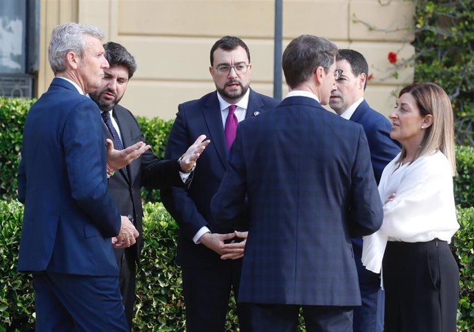 Adrián Barbón, en el centro