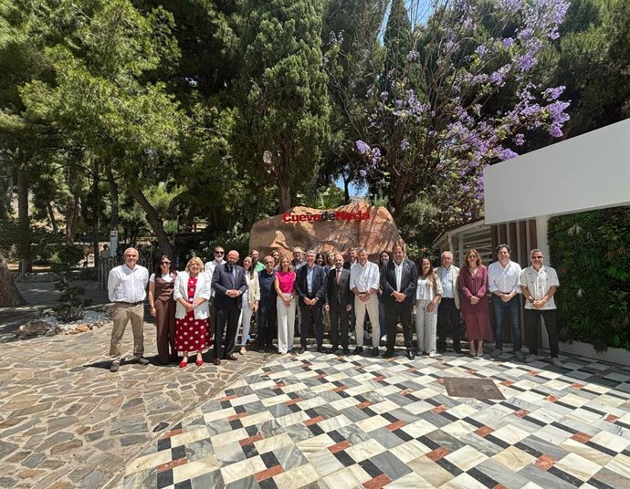 El presidente la Fundación Cueva de Nerja, Javier Salas, ha convocado una reunión con representantes de ocho municipios malagueños para abordar esta propuesta unitaria del arte del Paleolítico conservado en la provincia en 12 grutas.