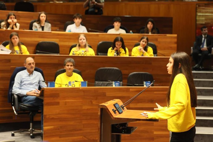Participantes en la VI Liga de Debate Escolar del Principado de Asturias en el Hemiciclo de la Junta General.