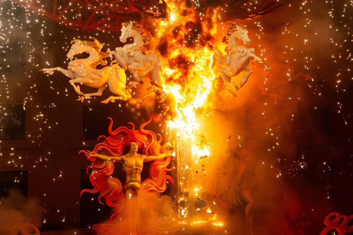 Archivo - Las hogueras oficiales del Ayunntamiento de Alicante durante la última Nit de la Cremà, a 24 de junio de 2024, en Alicante