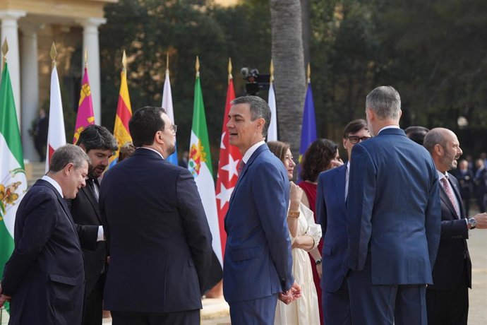 El presidente del Gobierno, Pedro Sánchez (c), tras la foto de familia en la XXVIII Conferencia de Presidentes, en Palau de Pedralbes de Barcelona, a 6 de junio de 2025, en Barcelona, Catalunya (España). Durante la conferencia se abordarán los 16 puntos d