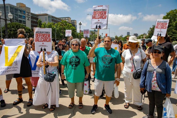 Varias personas durante una concentración del Sindicat de Llogateres por el derecho a la vivienda, ante el Palau de Pedralbes donde se celebra la Conferencia de Presidentes.
