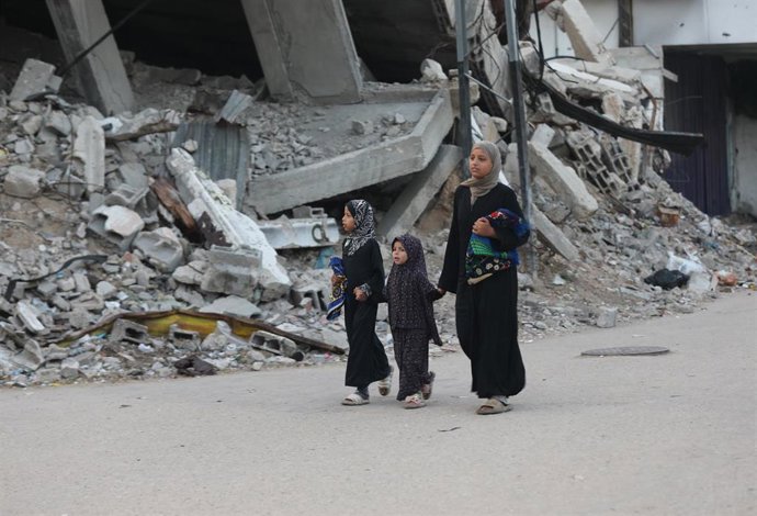 Palestinos desplazados por la ofensiva de Israel acuden a un rezo con motivo del Eid al Adha en el campamento de refugiados de Nuseirat, en la Franja de Gaza (archivo)