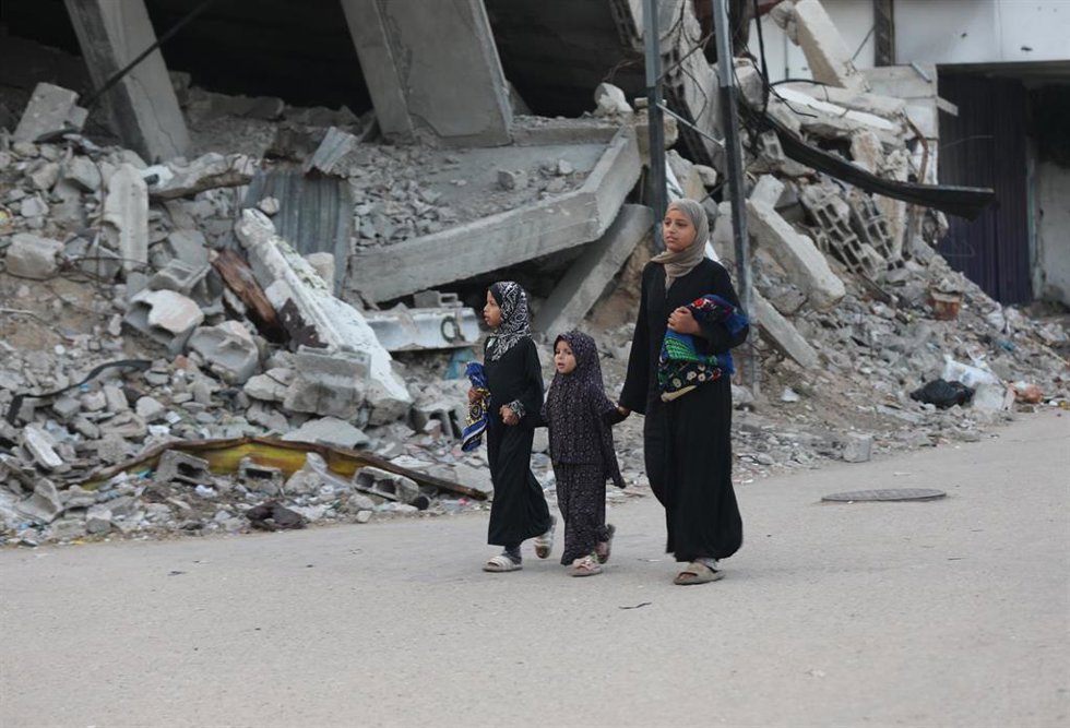 Palestinos desplazados por la ofensiva de Israel acuden a un rezo con motivo del Eid al Adha en el campamento de refugiados de Nuseirat, en la Franja de Gaza (archivo)