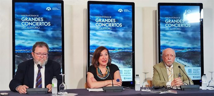 De izquierda a derecha, el artista oscense Pepe Cerdá, la consejera municipal Sara Fernández y el director artsitico del Auditorio de Zaragoza, Miguel ÁNgel Tapia en la presentación de la nueva temporada de grandes conciertos del Auditorio.