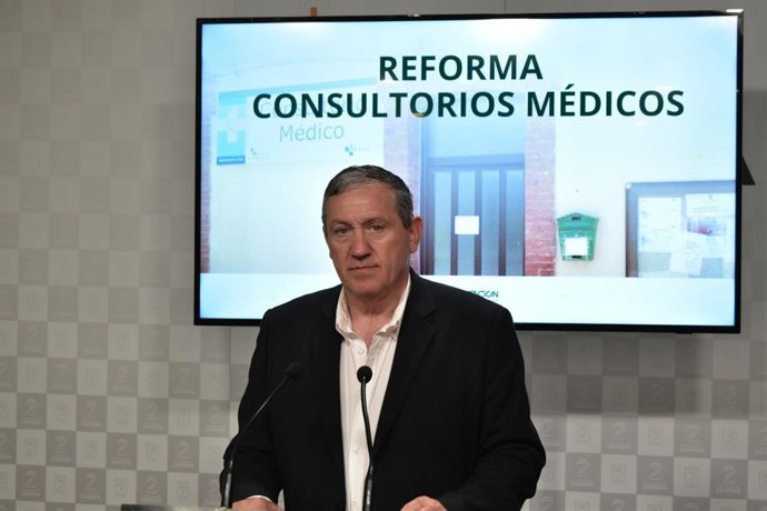 El presidente de la Diputación de Zamora presenta las ayudas a los consultorios médicos.