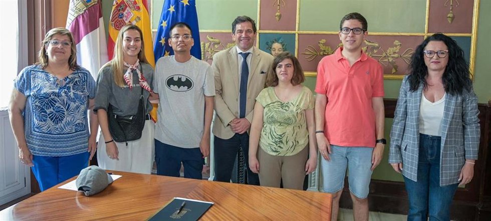 Firma de un convenio entre la Diputación de Ciudad Real y Cocemfe.