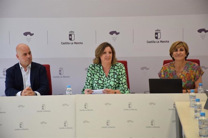 La consejera de Economía, Empresas y Empleo, Patricia Franco, junto a la directora del IPEX, Paloma Sánchez, y el Director General de Empresas, Javier Rosell.