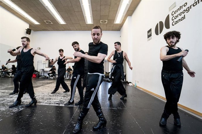 Archivo - El bailaor Manuel Liñán (c) en un ensayo. ARCHIVO