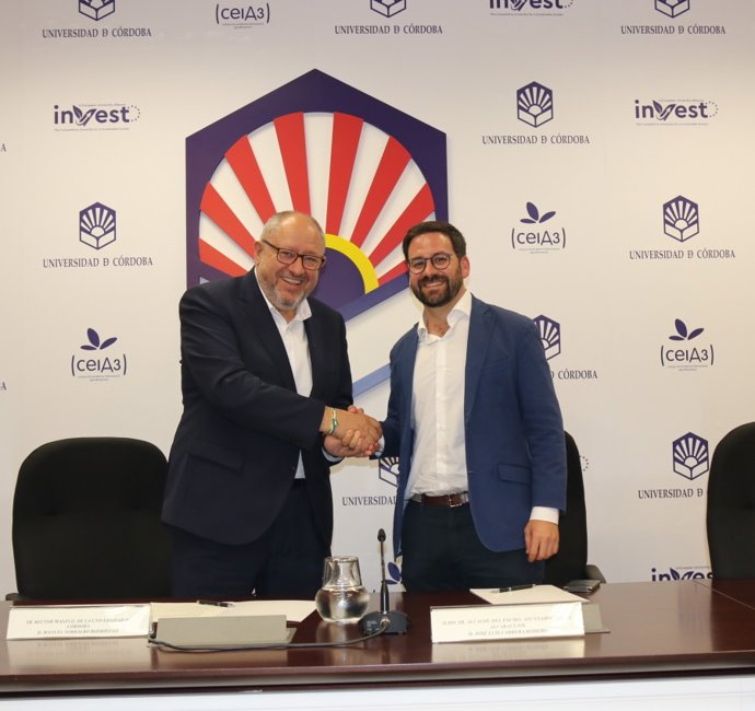 Torralbo y Cabrera estrechan manos tras la firma del convenio.