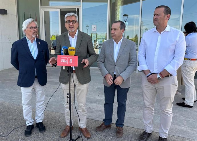 El secretario general del PSOE de Málaga, Josele Aguilar, en rueda de prensa en Antequera