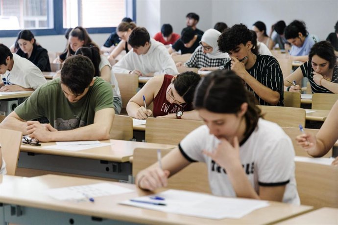 Varios alumnos realizan el primer examen durante la primera jornada de la PAU 2025, en la Facultad de Químicas, durante la primera jornada de selectividad en Madrid, a 3 de junio de 2025, en Madrid (España). 