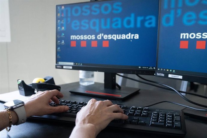 Un agente de los Mossos d'Esquadra durante el dispositivo de Mossos para el GP de F1, 30 de mayo de 2025, en Montmeló, Barcelona, Catalunya (España). Los Mossos d'Esquadra han desplegado un dispositivo que llega a los 620 agentes desde hoy hasta el doming