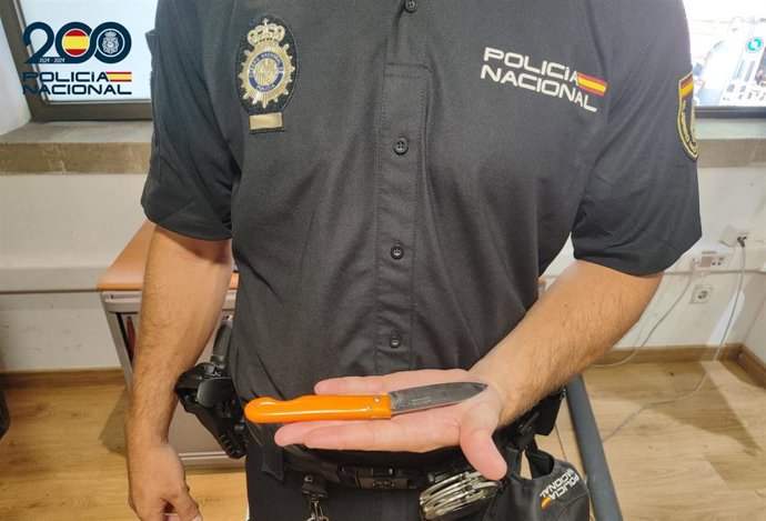 La navaja empleada por el detenido para amenazar a otro hombre.