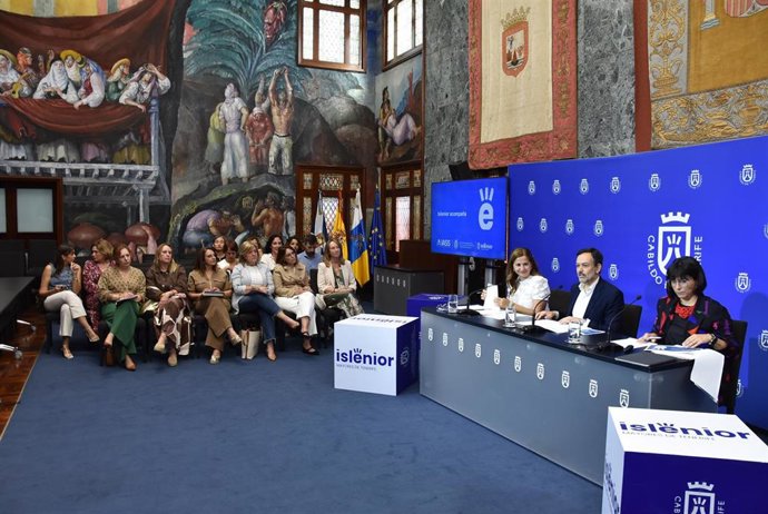 El vicepresidente del Cabildo de Tenerife, Lope Afonso (c), en la presentación del programa 'Islenior Acompaña'