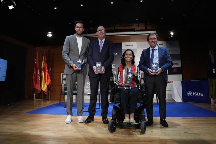 De izda a dcha: Rudy Fernández, Juan Miguel Gómez, Teresa Perales y José Luis Martínez-Almeida tras recibir sus premios durante la ISDE Sports Convention 2025