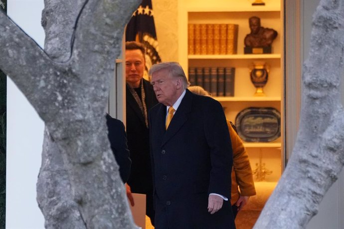 Archivo - 07 March 2025, US, Washington: Elon Musk and Chief of Staff Susie Wiles exist the Oval Office as US President Donald Trump walks to his helicopter for a trip to his home in Florida this weekend. Photo: Andrew Leyden/ZUMA Press Wire/dpa