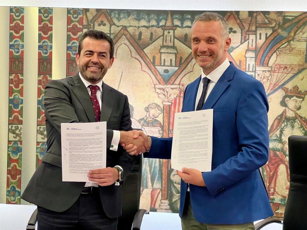Martínez Alpañez y Segado, en la firma del acuerdo para desbloquear los Presupuestos de la Comunidad para 2025