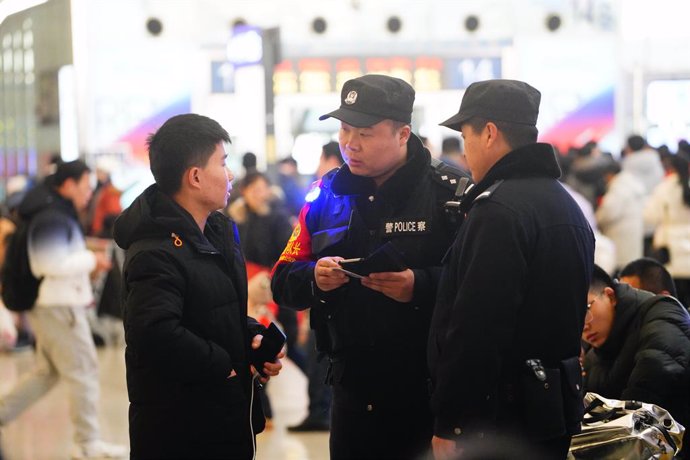 Archivo - (200121) -- SHIJIAZHUANG, Jan. 21, 2020 (Xinhua) -- Zhang Peng (C) works at the security checkpoint of Shijiazhuang Railway Station in Shijiazhuang, north China's Hebei Province, Jan. 21, 2020. The Spring Festival is the biggest occasion for fam