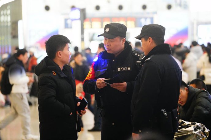Archivo - (200121) -- SHIJIAZHUANG, 21 de janeiro de 2020 (Xinhua) -- Zhang Peng (C) trabalha no posto de controle de segurança da estação ferroviária de Shijiazhuang em Shijiazhuang, província de Hebei, no norte da China, em 21 de janeiro de 2020. O Fest