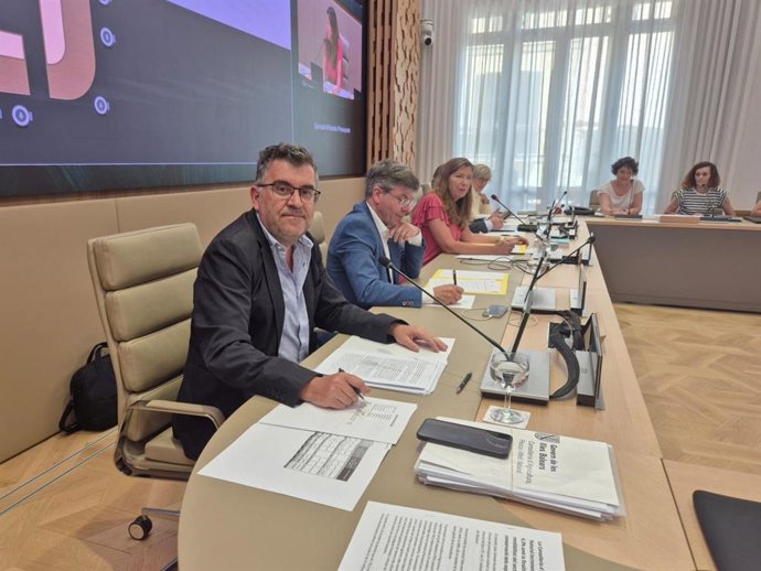 El conseller de  Agricultura, Pesca y Medio Natural, Joan Simonet, en la Comisión de Hacienda y Presupuestos del Parlament.