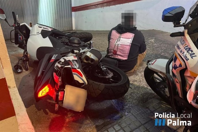 Joven de 22 años detenido tras una persecución policial por conducir sin carné ni seguro