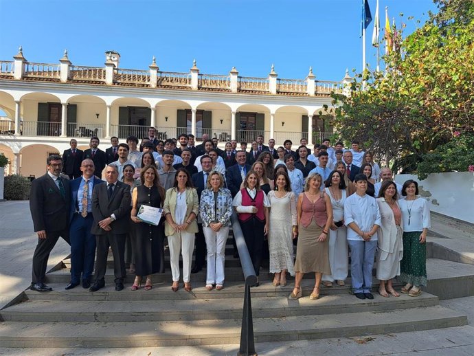 La directora gerente y secretaria general de la Formación Profesional Para el Empleo, María Victoria Martín-Lomeña, y la delegada de Empleo, Empresa y Trabajo Autónomo de la Junta, Carmen Sánchez Sierra, han visitado La Cónsula y La Fonda.