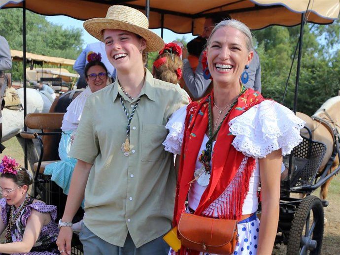 Naia Ocio Sánchez y Laura Sánchez durante el cruce del Vado del Quema en El Rocío