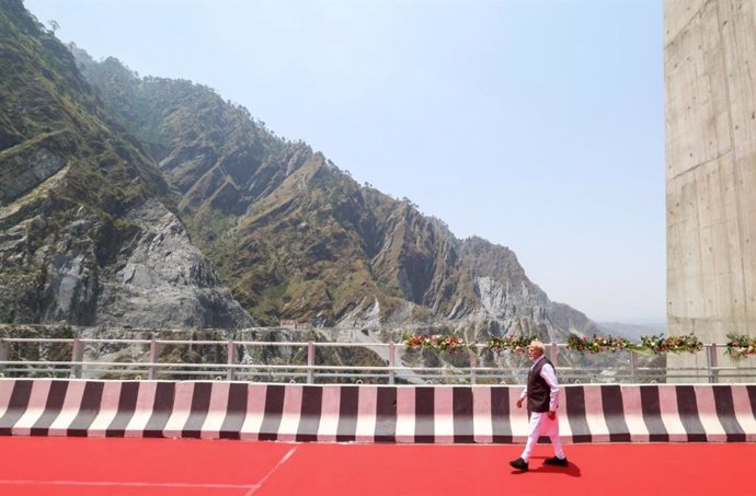 El primer ministro de India, Narendra Modi, durante la inauguración del puente de Chenab, en la Cachemira india.
