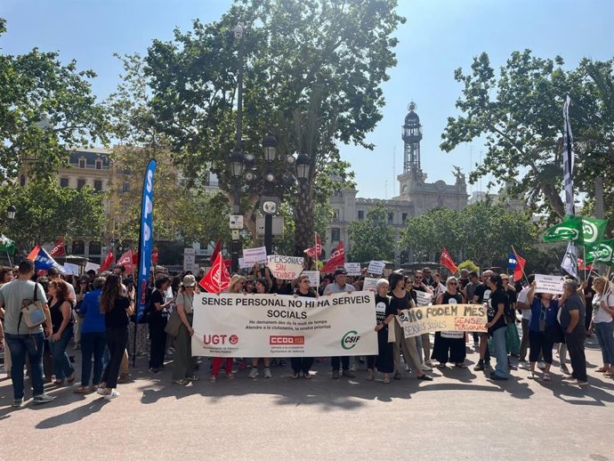 Trabajadores de Servicios Sociales de València se concentran para reclamar al Ayuntamiento más personal: "Es un caos"