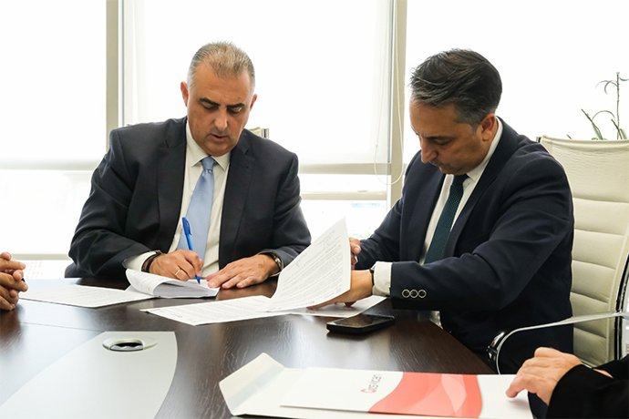 Archivo - El consejero de Fomento, Roberto Media (izda), y el alcalde de Piélagos, Carlos Caramés