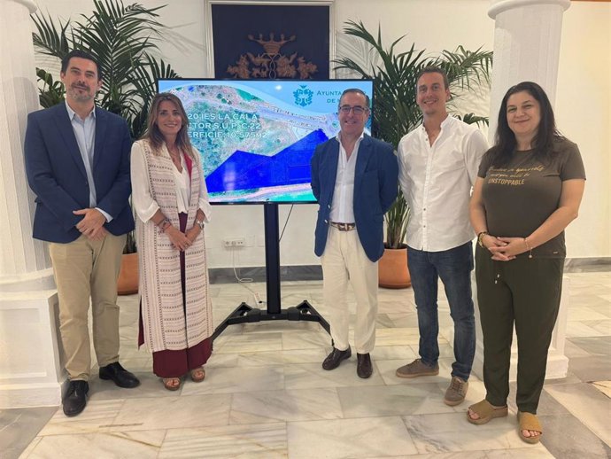 El delegado de Desarrollo Educativo y Formación Profesional y de Universidad, Investigación e Innovación de la Junta en Málaga, Miguel Briones, informa del proyecto de ampliación del IES Cala de Mijas