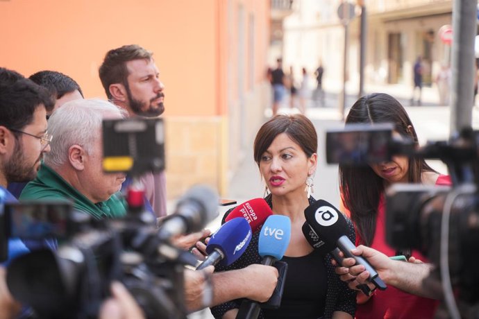 La ministra de Joventut i Infància, Sira Rego, atén als mitjans de comunicació durant la seua visita a Sedaví 