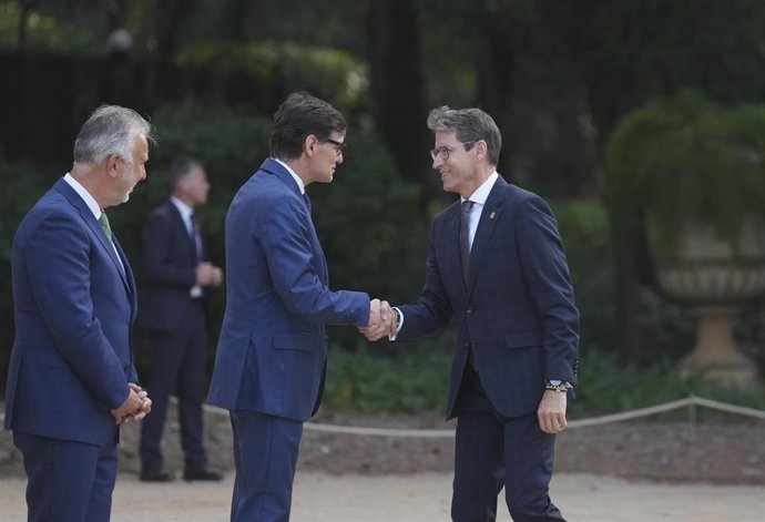 El Ministro de Política Territorial, Ángel Víctor Torres y el presidente de la Generalitat, Salvador Illa, reciben al presidente de La Rioja, Gonzalo Capellán, a su llegada al Palau de Pedralbes de Barcelona, antes de la Conferencia de Presidentes.