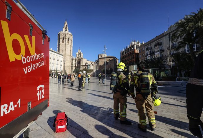 Archivo - Arxiu - Varis bombers durant un simulacre dels Bombers de València per a sufocar un incendi, en el pàrquing de Plaça de la Reina, a 15 de gener del 2025, a València