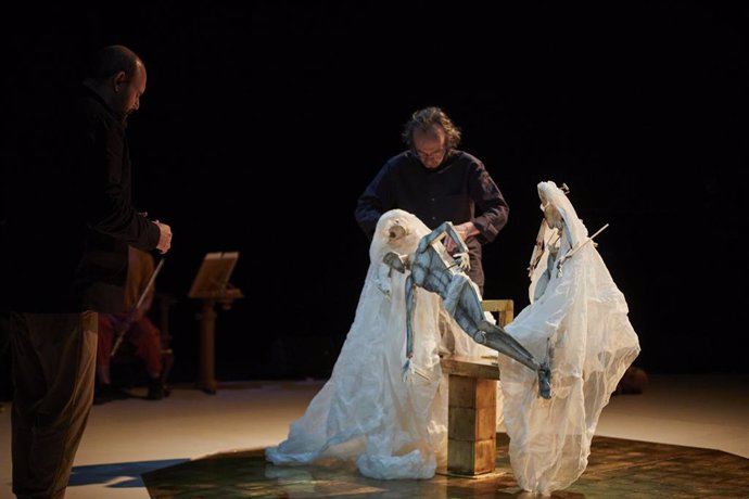Archivo - El dramaturgo Carlos Marquerie durante el pase gráfico de la obra ‘Descendimiento’, en el Teatro de La Abadía, a 6 de abril de 2021, en Madrid (España). El jueves 11 de abril se estrena esta obra creada a partir el poemario de Ada Salas, con mús
