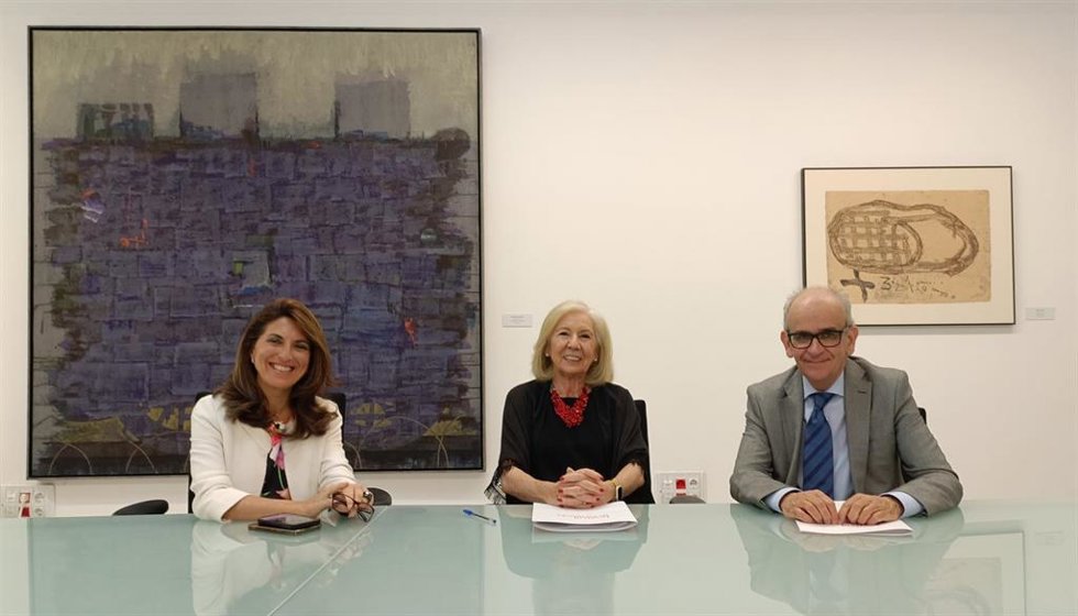 De izquierda a derecha, la directora-coordinadora de Banca Instituciones de CaixaBank en Andalucía, María Rosa Márquez, la presidenta de CajaGranada Fundación, María Elena Martín-Vivaldi, y el director del Festival de Música y Danza, Paolo Pinamonti