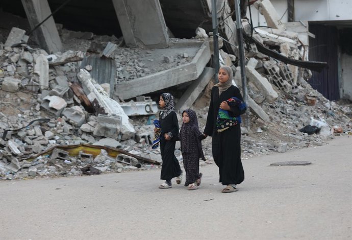 Palestins desplaçats per l'ofensiva d'Israel acudeixen a un rés amb motiu de l'Eid a l'Adha en el campament de refugiats de Nuseirat, a la Franja de Gaza (arxiu)
